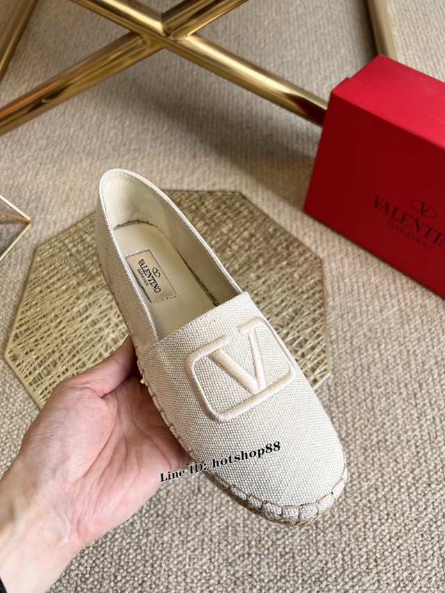 Valentino Garavani華倫天奴22春夏帆布V型logo漁夫鞋可折疊鞋跟草編鞋 dx2399